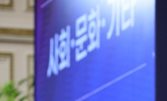 취임 1주년 기자회견 빌언하는 이재명 대통령
