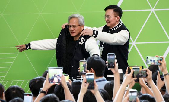 젠슨 황 '가죽자켓 대신 서울대 점퍼'