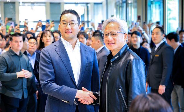 악수하는 젠슨 황과 구광모 회장