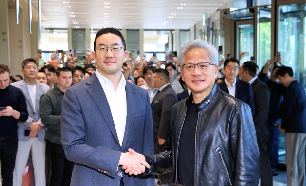 악수하며 미소 짓는 젠슨 황과 구광모 회장