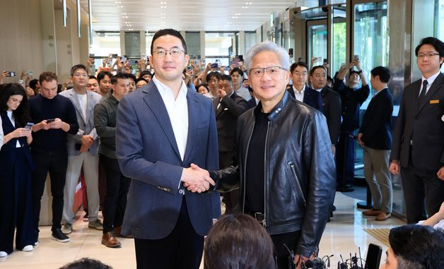 젠슨 황·구광모 '밝게 웃으며 악수'