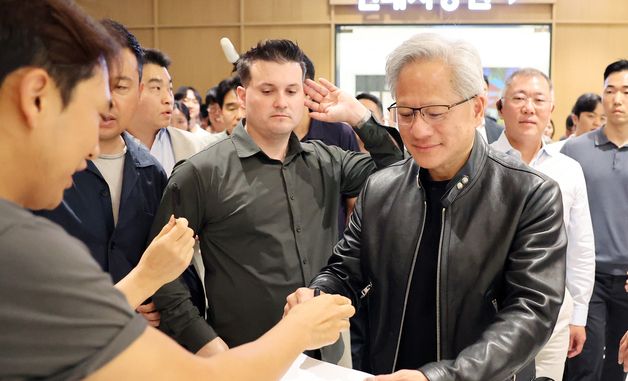 현대차 직원에게 사인하는 젠슨 황 CEO