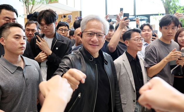 현대차 직원들과 주먹인사하는 젠슨 황 CEO
