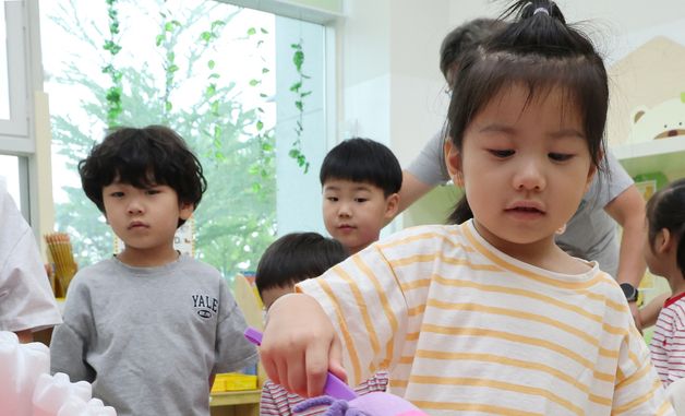 양치법 배우는 어린이들