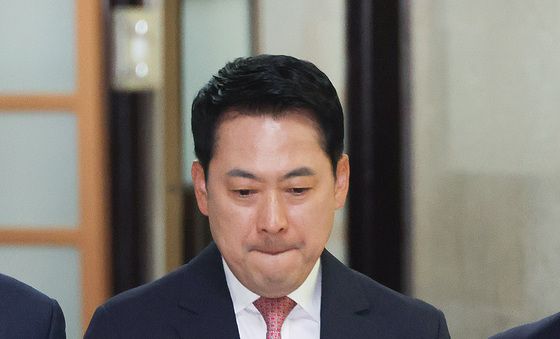 굳은 표정으로 기자회견 참석하는 장동혁