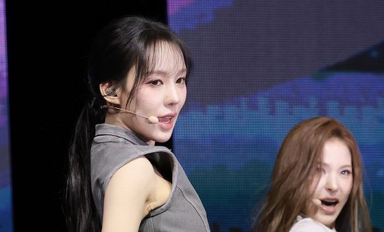 이즈나 유사랑, 사랑스러운 무대