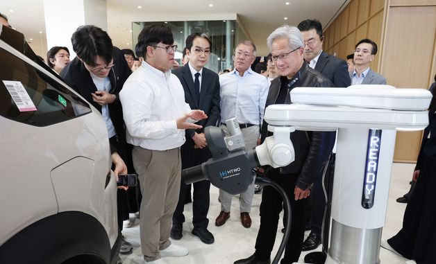 수소전기차 자동 충전 로봇 설명 듣는 젠슨 황 CEO