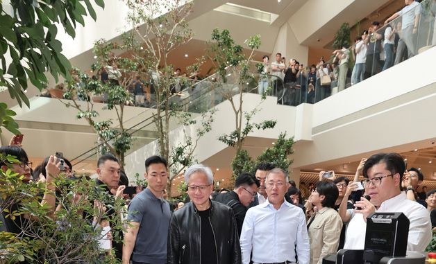 자율주행 조경 관리 로봇 시연 지켜보는 젠슨 황 CEO