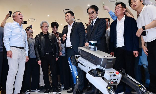 정의선 회장과 보안로봇 살펴보는 젠슨 황 CEO
