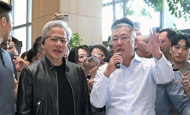 젠슨 황 CEO에게 KIA 차량 소개하는 정의선 회장