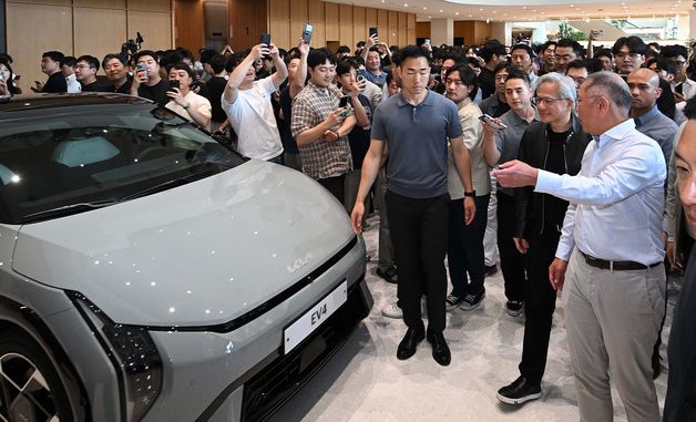 젠슨 황 CEO에게 EV4 소개하는 정의선 회장