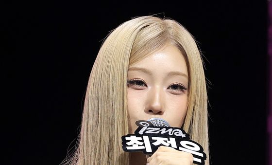 취재진 질문에 답하는 최정은