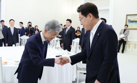 조희대 대법원장과 악수하는 이재명 대통령