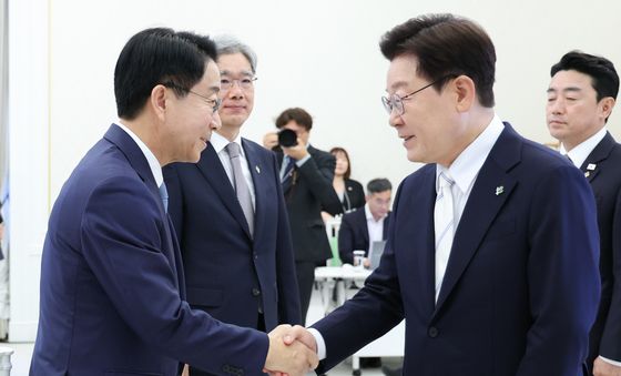 조정식 국회의장과 악수하는 이재명 대통령