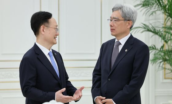 대화하는 김상환 헌법재판소장과 봉욱 민정수석