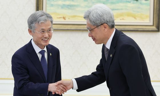 인사하는 김상환 헌법재판소장과 조희대 대법원장