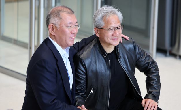 젠슨 황 CEO·정의선 회장, 현대차 로봇과 기념 촬영