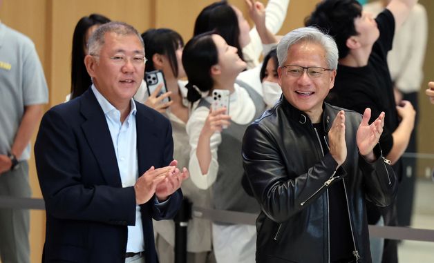 손뼉 치며 이동하는 정의선 회장과 젠슨 황 CEO
