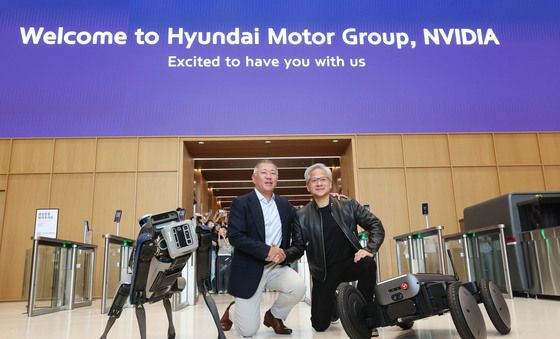 젠슨 황·정의선 '손 잡고 로봇과 함께 기념촬영'
