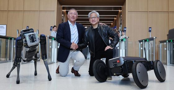 악수하는 젠슨 황 엔비디아 CEO와 정의선 현대차 회장