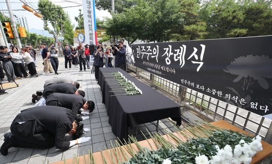 6·3 지방선거 후폭풍 '민주주의 장례식'