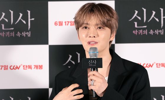 '신사' 김재중, 인사말 하는 박수무당 명진