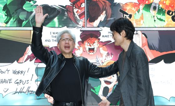 네이버 임직원들에게 인사하는 젠슨 황