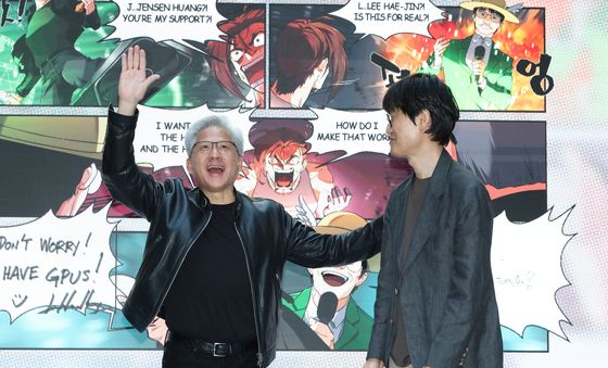 네이버 임직원들에게 인사하는 젠슨 황