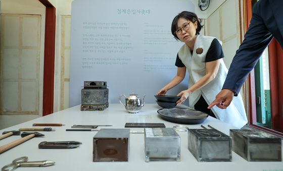 철제은입사촛대 보수한 신선이 입사장