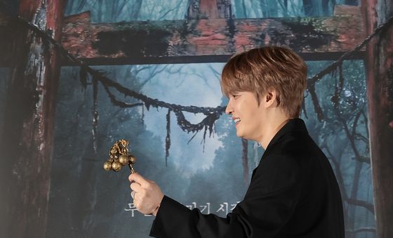김재중, 방울 든 박수무당