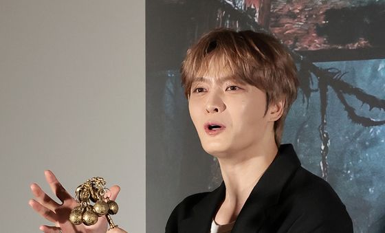 김재중, 방울 든 박수무당 명진
