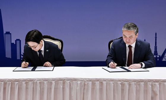 합의의사록에 서명하는 김정관 장관