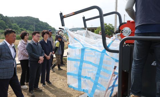 이승돈 농촌진흥청장, 마늘 수확 기계화 현장 점검