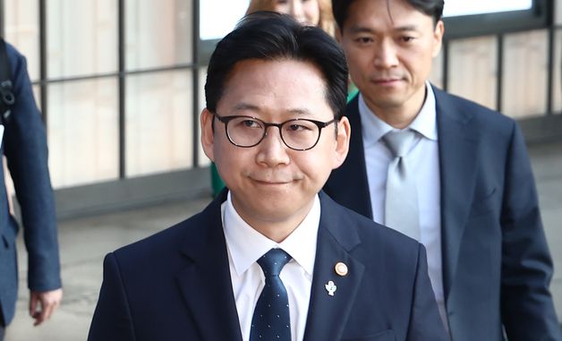 젠슨 황과 면담 위해 이동하는 배경훈 부총리