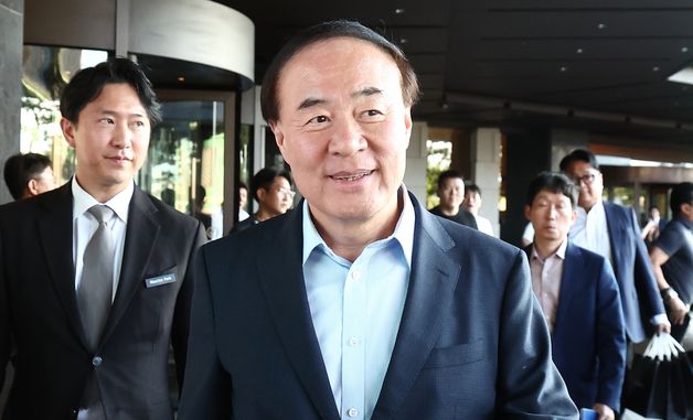 젠슨 황과 면담 위해 이동하는 전영현 삼성 부회장
