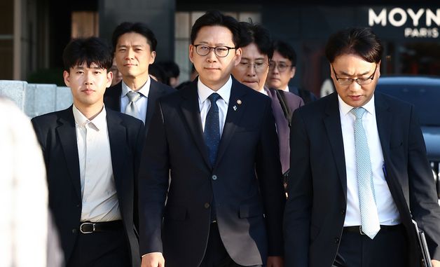 젠슨 황과 면담 위해 이동하는 배경훈 부총리