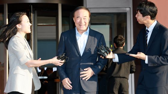 환한 얼굴의 전영현 삼성전자 대표이사