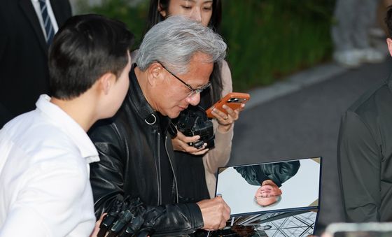 사인하는 젠슨 황