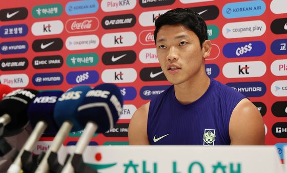 질문에 답하는 황희찬
