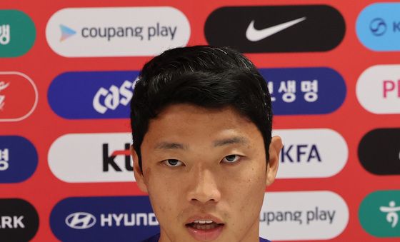 취재진 질문에 답하는 황희찬