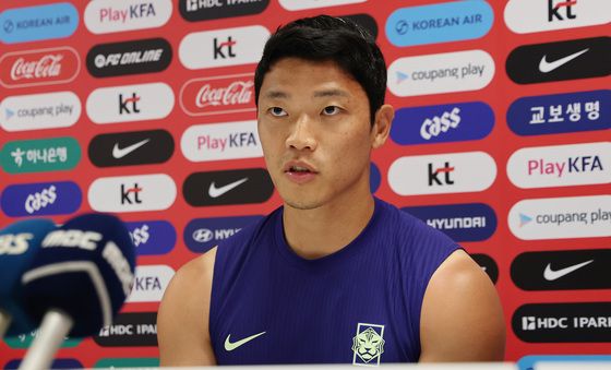 취재진 질문에 답하는 황희찬