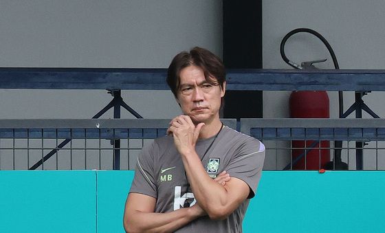 선수들 훈련 지켜보는 홍명보 감독
