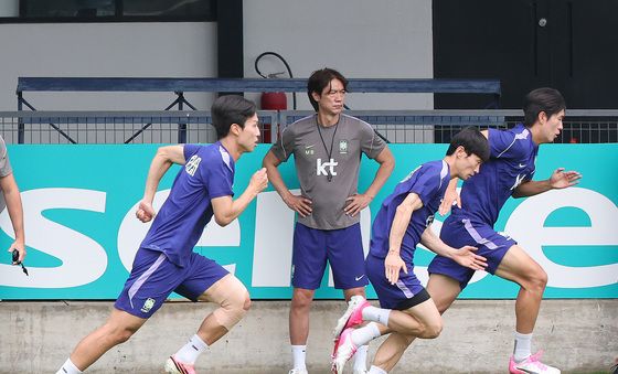선수들 훈련 지켜보는 홍명보 감독