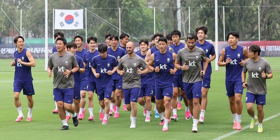 가볍게 달리는 대한민국 축구대표팀