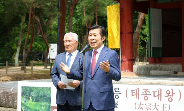 제향 봉행에서 인사말하는 서초구청장