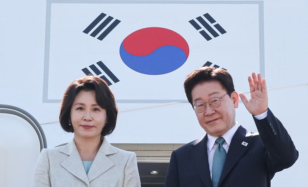 공군1호기 올라 인사하는 이재명 대통령