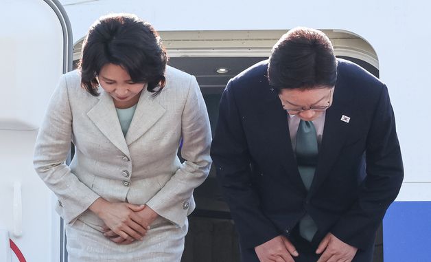 공군1호기 올라 인사하는 이재명 대통령·김혜경 여사