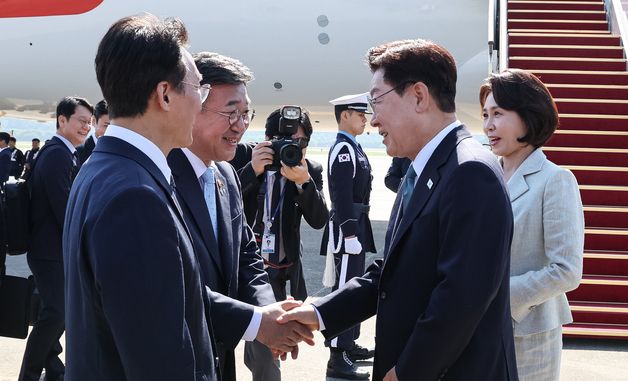 윤호중 장관과 인사하는 이재명 대통령