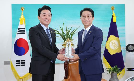 강훈식 비서실장, 조정식 의장에게 이재명 대통령 축하난 전달