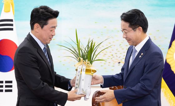 조정식 의장에게 축하난 전달하는 강훈식 비서실장